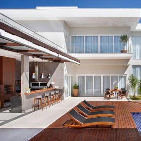 Deck de madeira na área da piscina de casa sofisticada