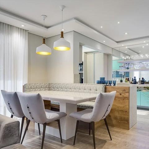 Sala de jantar branca sofisticada e aconchegante