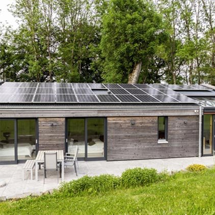 Casa sustentável com painéis solares no telhado